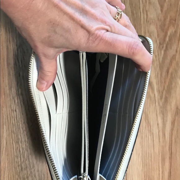 Like New Kate Spade Navy Blue and White Zip-Around Leather Wallet 🥰 Spacious! - Picture 3 of 8